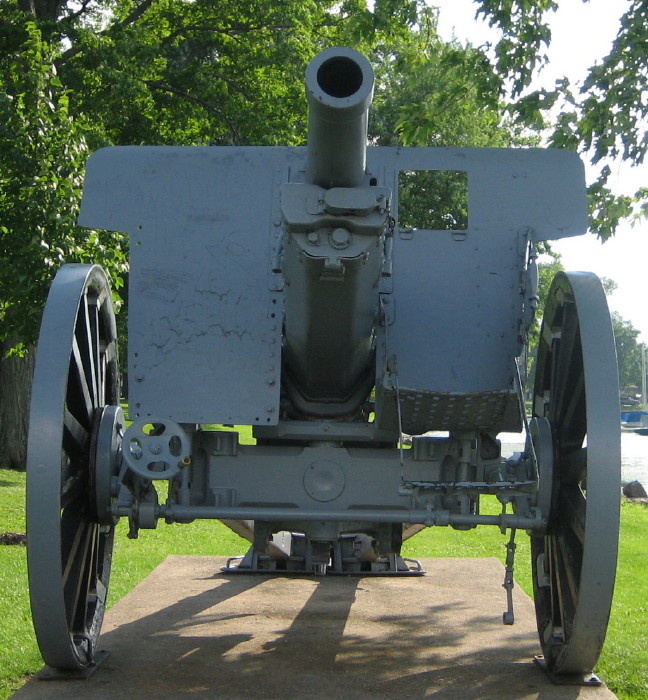 War Memorials of Wisconsin - Schneider 105mm howitzer in Nee